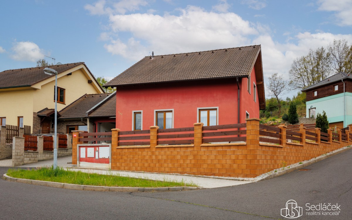 Rodinný dům s garáží a venkovním bazénem v Chodově. – fotografie 1